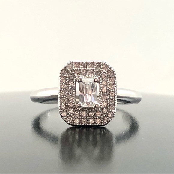 Jewelry - Stunning Sterling Silver & CZ Engagement Ring